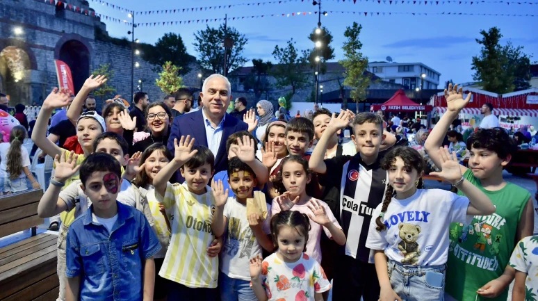 Başkan Turan, Topkapı'da Mutlu Çocuk Şenliği'ni ziyaret etti