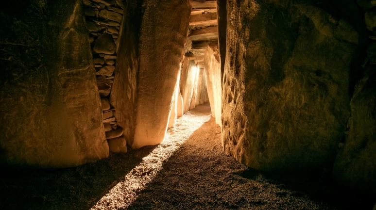 Newgrange’in gizemi: : 5 BİN YILLIK YAPI GÜNEŞİ MİLİMETRİK HESAPLIYOR