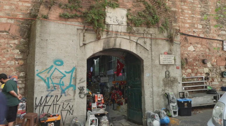 Galata'da tarihe saygısızlık!