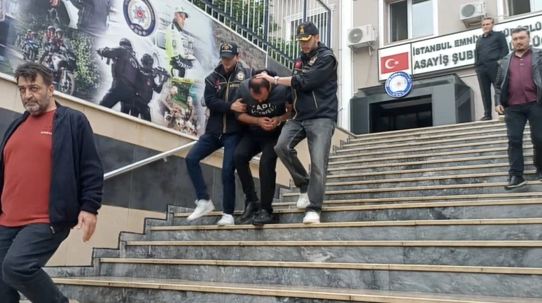 Eyüpsultan Camii'nde havaya 4 el ateş açtı
