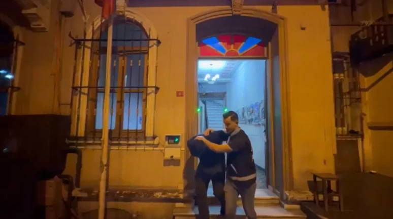 Beyoğlu’nda sokak ortasında erkek arkadaşı tarafından darbedildi; şikayetçi olmadı