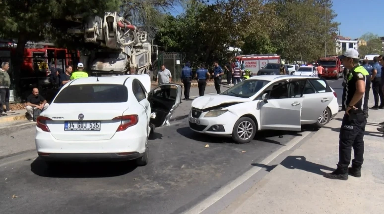 Sancaktepe'de beton pompası 4 araca çarptı: 5 yaralı