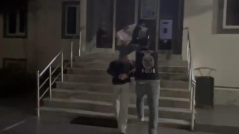 Arnavutköy'de aracı ateşe veren 2 şüpheli yakalandı