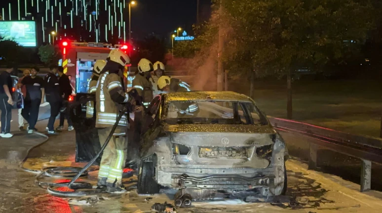 Bakırköy D-100 Karayolu'nda otomobil alev alev yandı